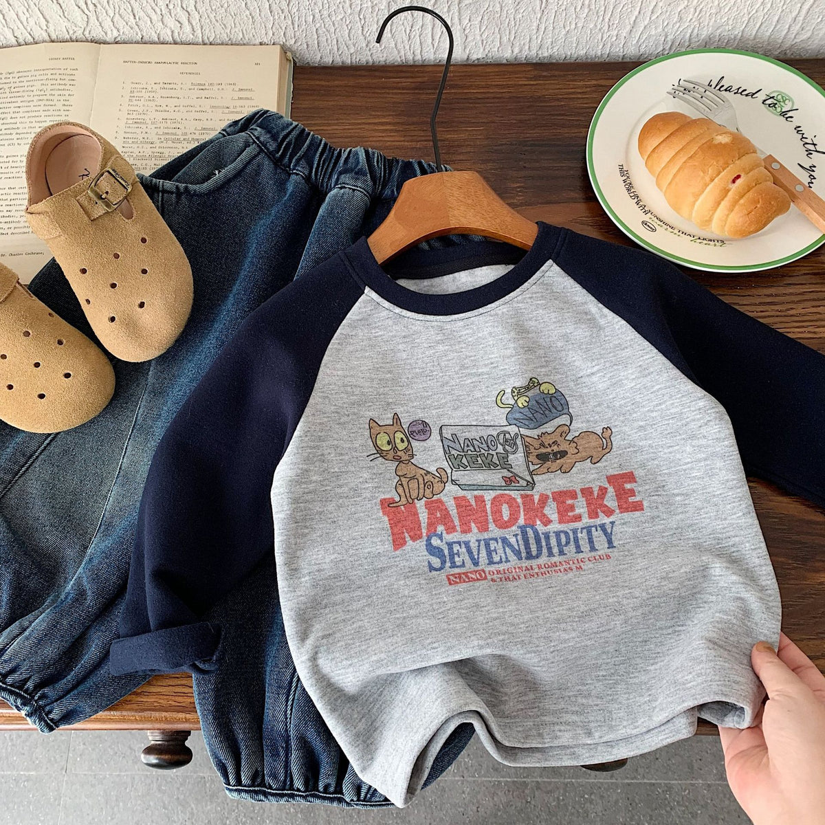 Camiseta base de terciopelo de manga larga y cuello redondo con inserción en el hombro para niños