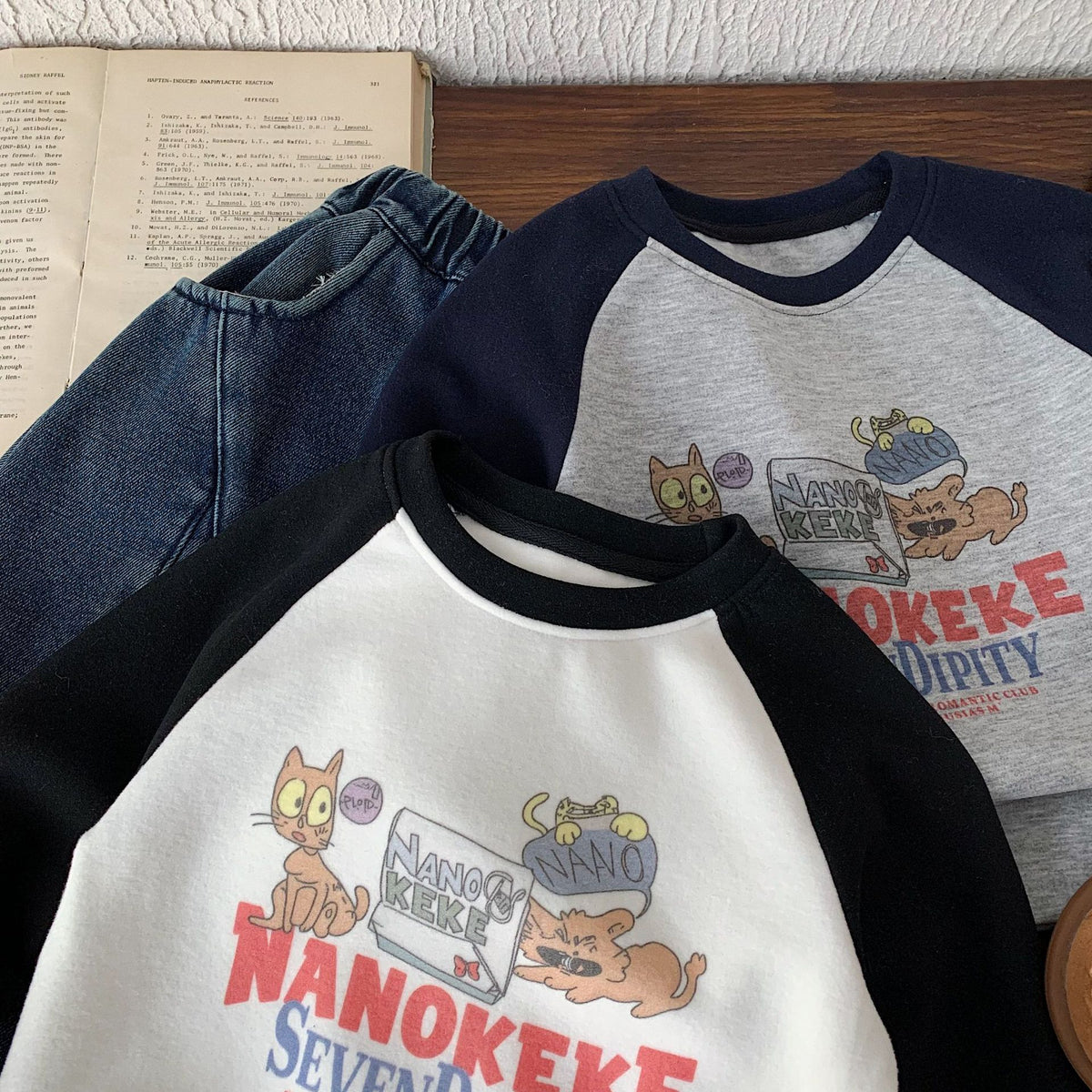 Camiseta base de terciopelo de manga larga y cuello redondo con inserción en el hombro para niños