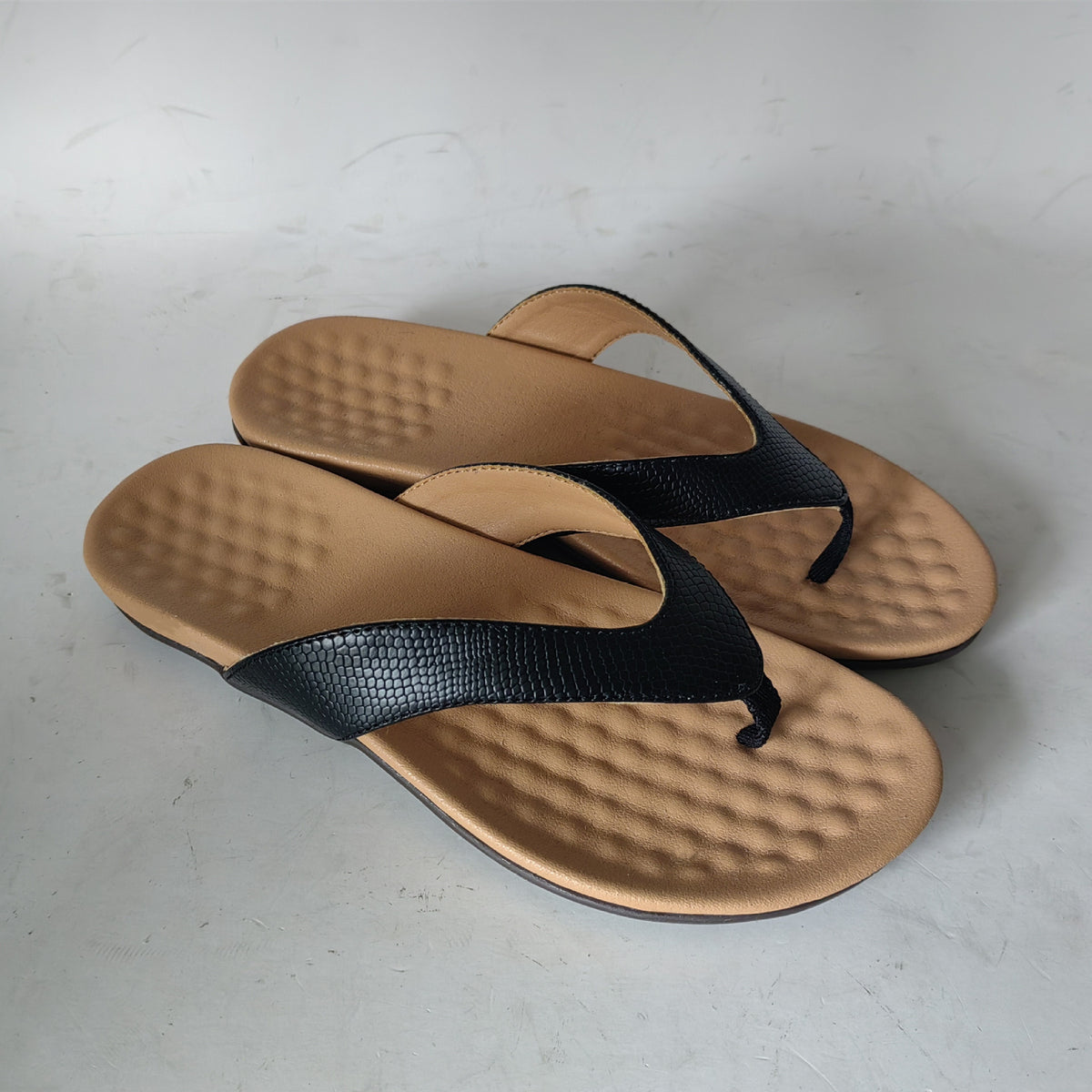 Sandalias de verano de espiga para mujer, sandalias planas antideslizantes de suela suave, cómodas para usar al aire libre, diseño de correa para el dedo del pie