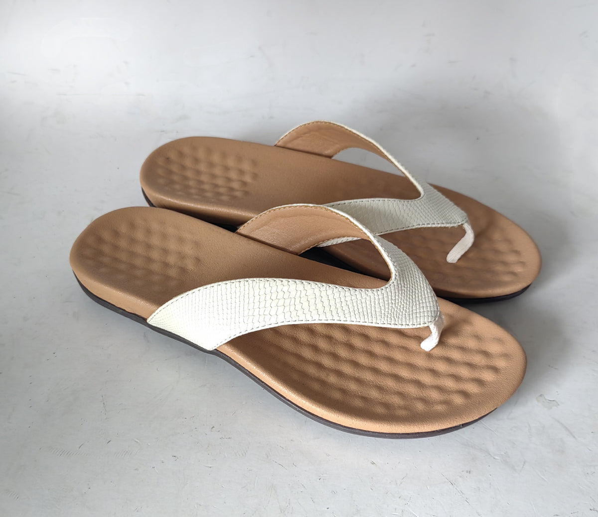 Sandalias de verano de espiga para mujer, sandalias planas antideslizantes de suela suave, cómodas para usar al aire libre, diseño de correa para el dedo del pie